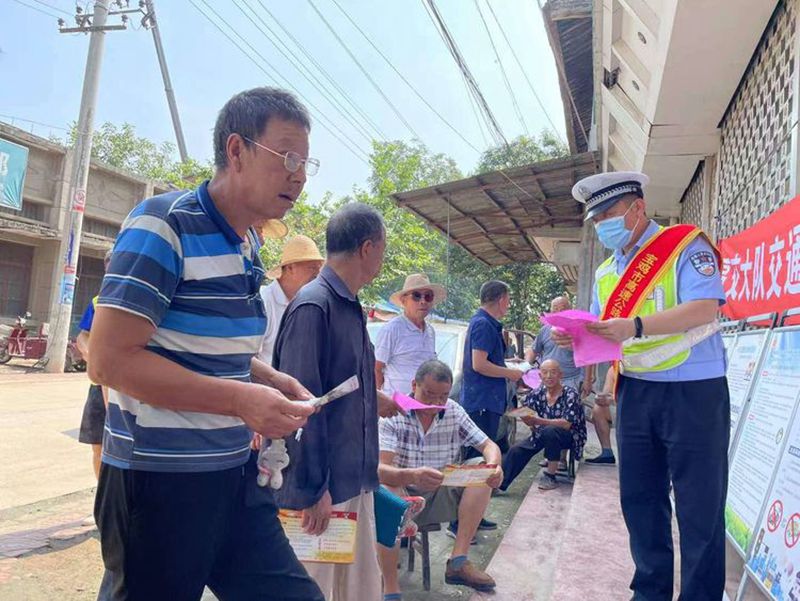 宝鸡市公安局 公安交管 宝鸡市公安局交警支队高交大队走进乡村开展“美丽乡村行”交通安全宣传活动